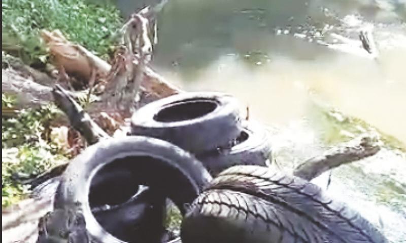 Poluição no Rio Verde provoca revolta em pescador, que realiza ato solitário