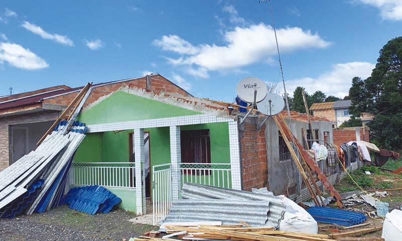 Casa fica toda destelhada e família  tem muito prejuízo no Bela Vista 