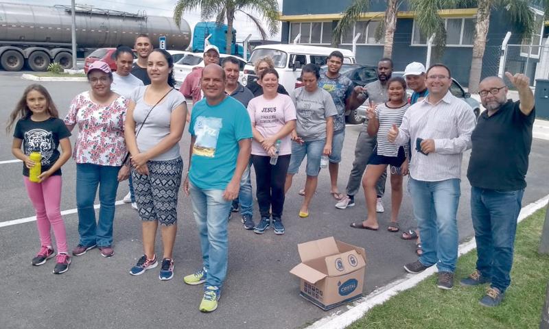 Caminhoneiros recebem marmita de graça e toda ajuda é bem-vinda