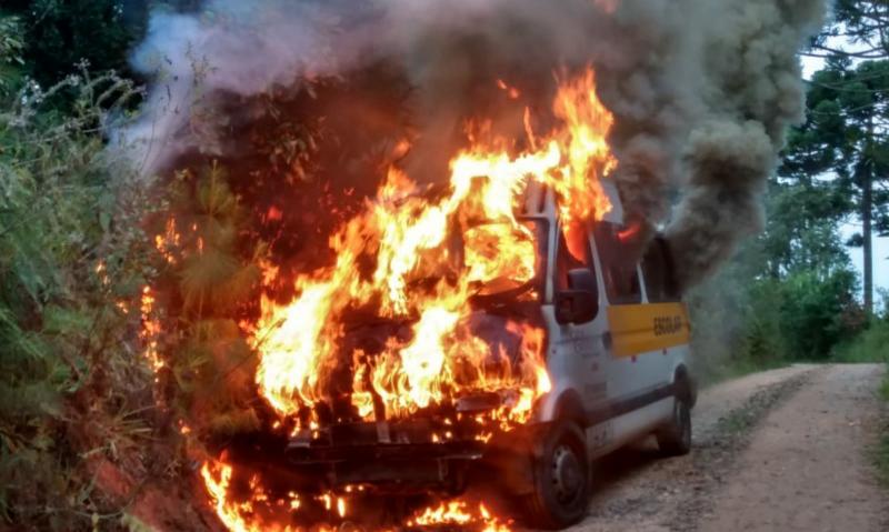 Van tomada de assalto no Botiatuva é encontrada em chamas 