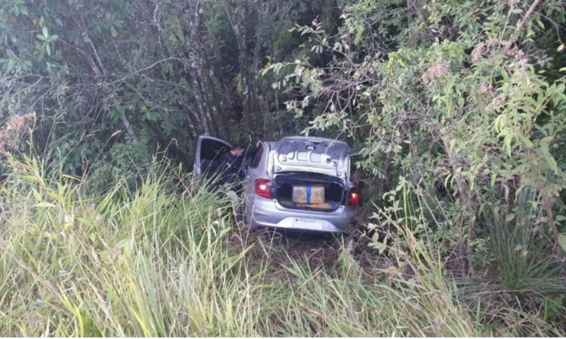 PRF apreende 138 quilos de maconha em carro alugado no Paraná