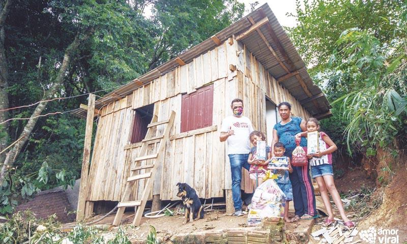 Amor Viral entrega alimentos para 386 famílias