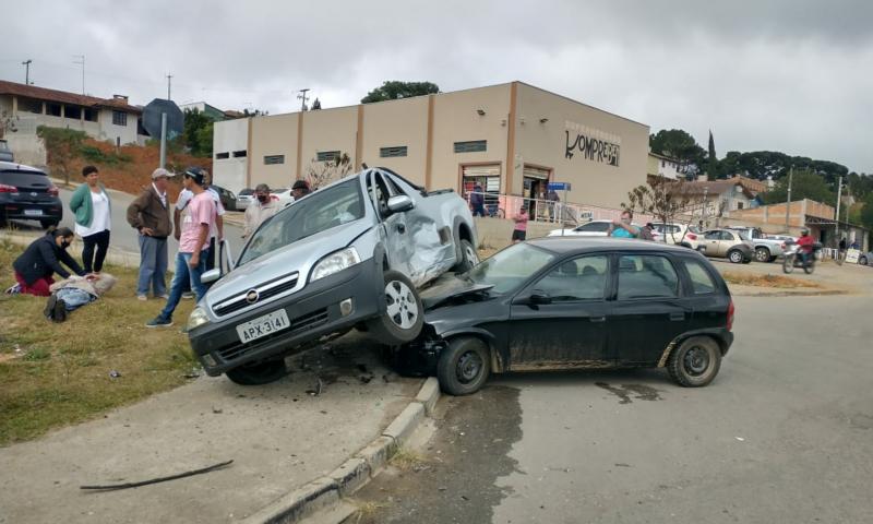 Motorista convulsionado causa acidente na entrada do Jardim Acácias