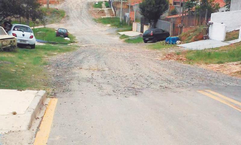 Moradores da Rua das Bandeiras pedem conclusão do asfalto