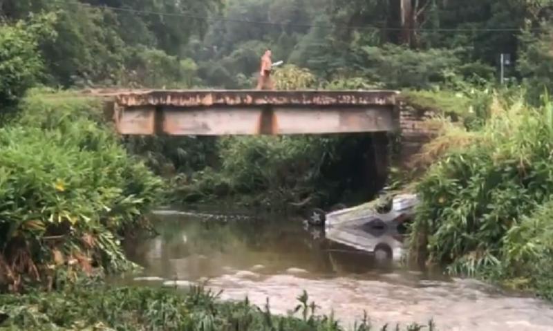 Veículo cai da ponte do Três Rios e mulher perde a vida no acidente