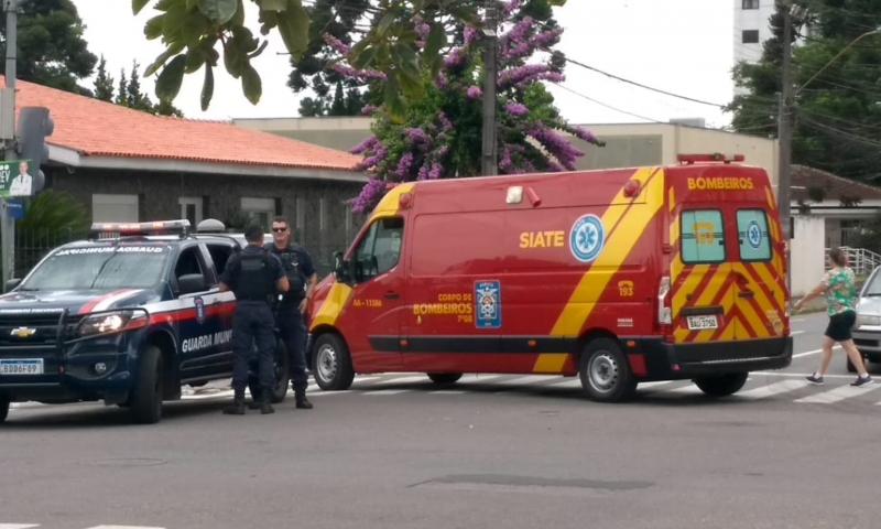 Ocupantes de motocicleta ficam feridos em colisão com veículo no Centro