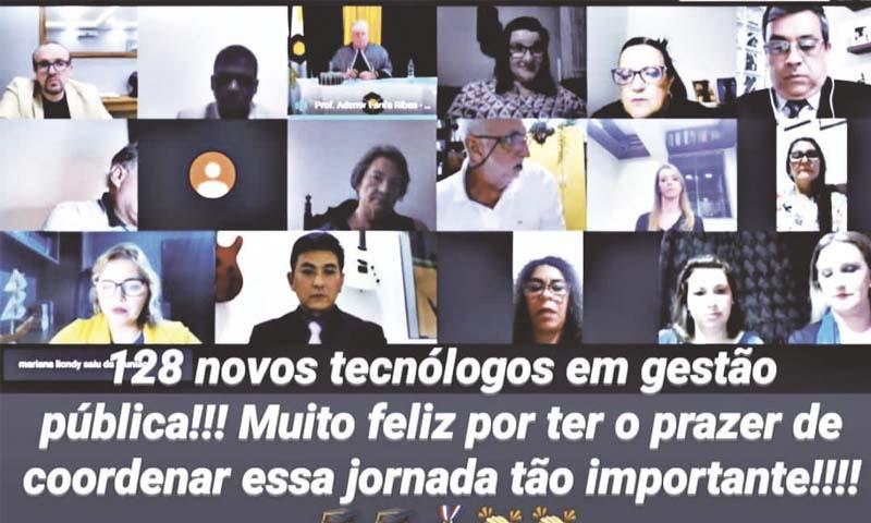 Primeira turma da Unicentro e Universidade  Aberta do Brasil cola grau de maneira online