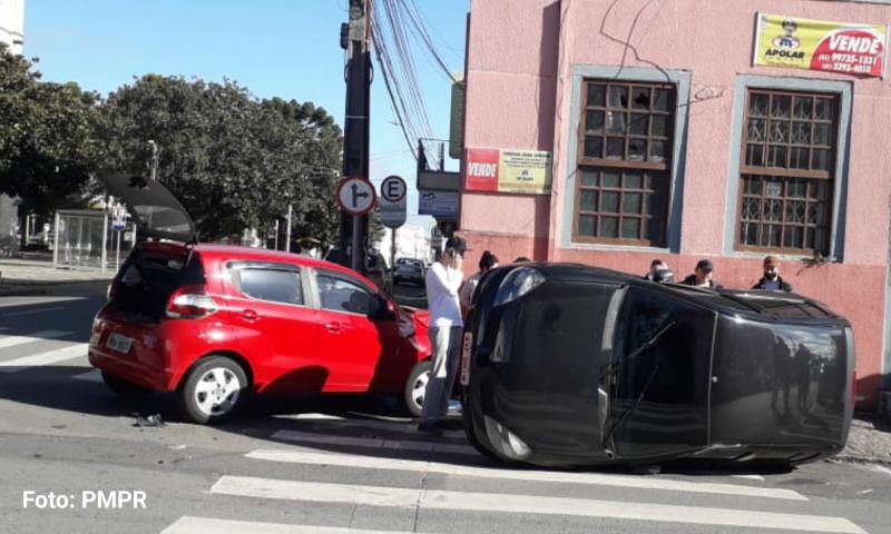 Colisão seguida de tombamento na Barão com a Marechal Deodoro