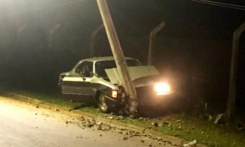 Opala derruba poste em frente a UPA 24 horas