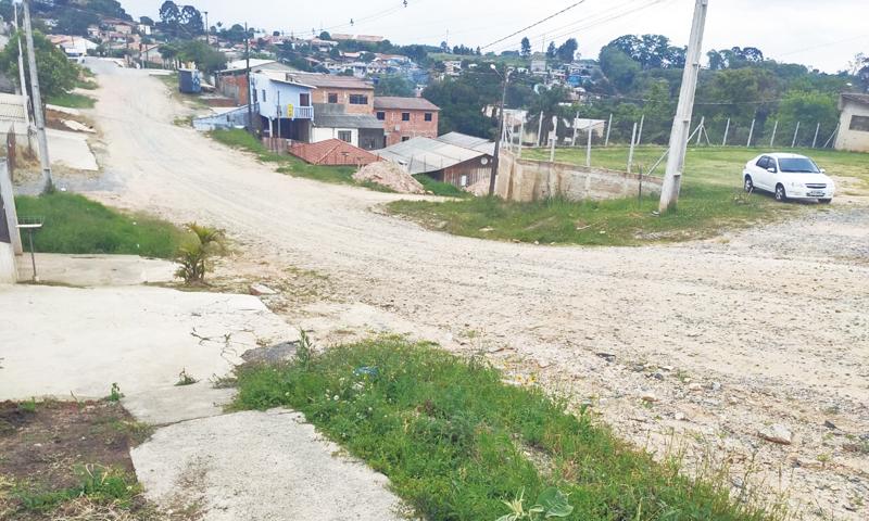 Rua das Bandeiras precisa de  asfalto e lombada, dizem moradores