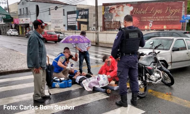 Motociclista socorrido pelo Siate após colisão no Centro