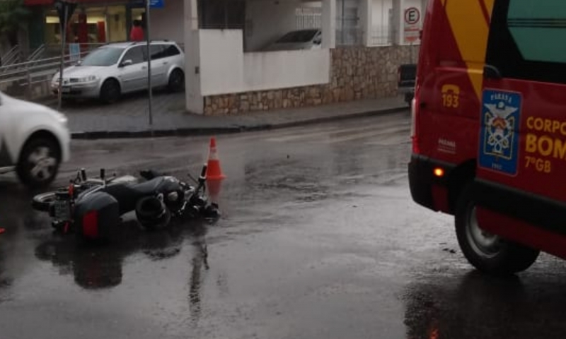 Colisão entre veículo e moto deixa uma motociclista ferida no Centro