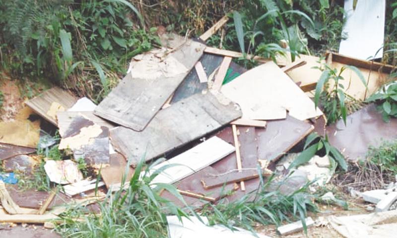 Descarte de lixo incorreto gera  transtornos na Estrada do Salgadinho