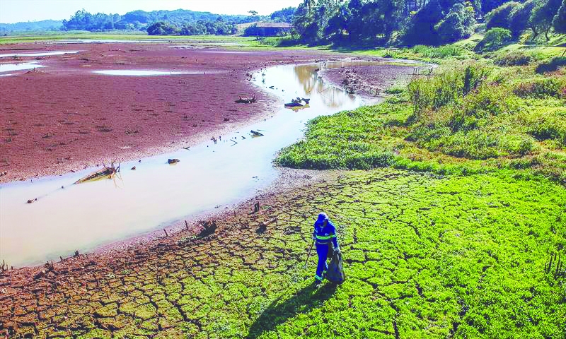 Com estiagem, muito lixo é retirado  da represa e do Parque do Passaúna 