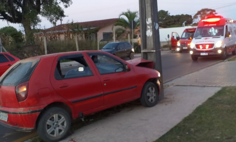 Veículo colide em poste no Itaboa e uma pessoa é hospitalizada