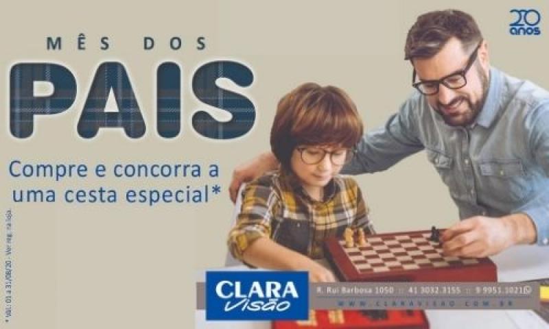 Pai de óculos novos e com promoção na Clara Visão