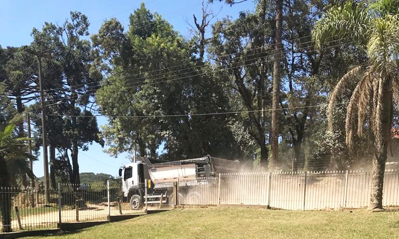 Moradores da Estrada do Retiro pedem medida para acabar com a poeira