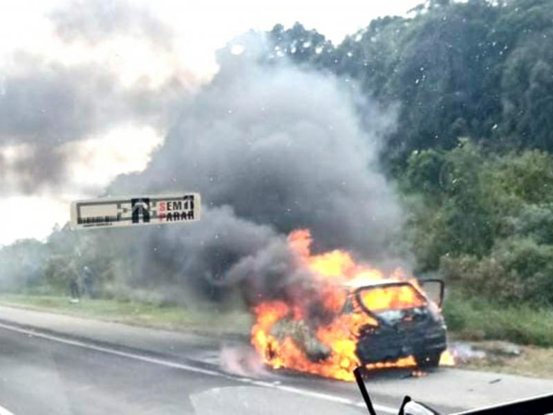 Veículo é consumido pelo fogo na rodovia, após sair da oficina 