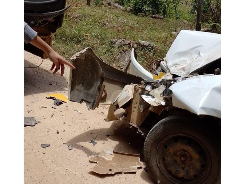 Colisão entre ônibus e Sandero na Estrada do Galarda deixa homem ferido