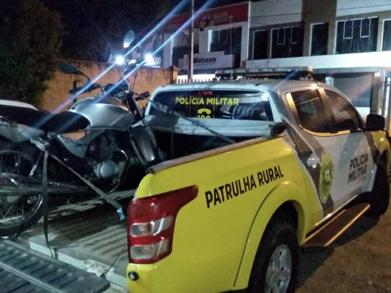 Menor flagrado pela Polícia Militar empinando moto no Bugre