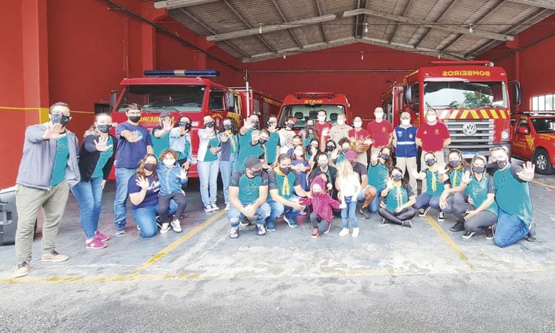 Jovens arrecadam em dois dias uma tonelada de alimento para doação