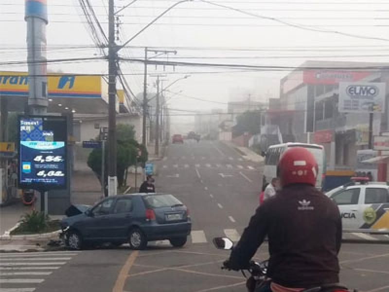 Colisão envolvendo ônibus e carro com dois feridos hospitalizados