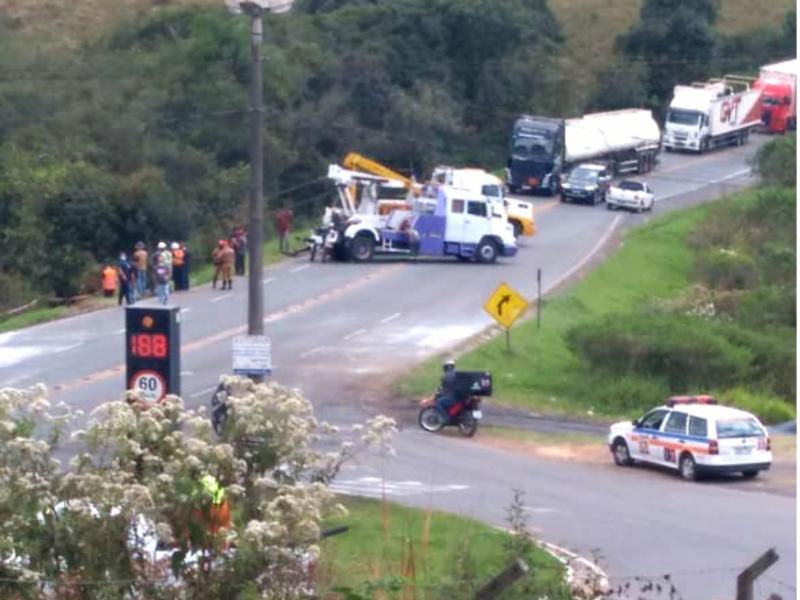 Inicia operação para retirar caminhão do grave acidente no Trevo da Morte 