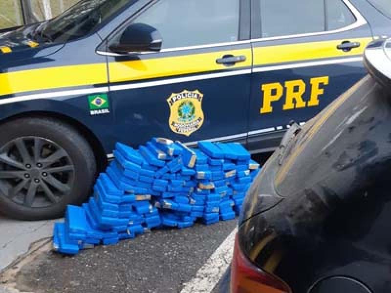 PRF apreende 125 quilos de maconha e prende homem em Balsa Nova