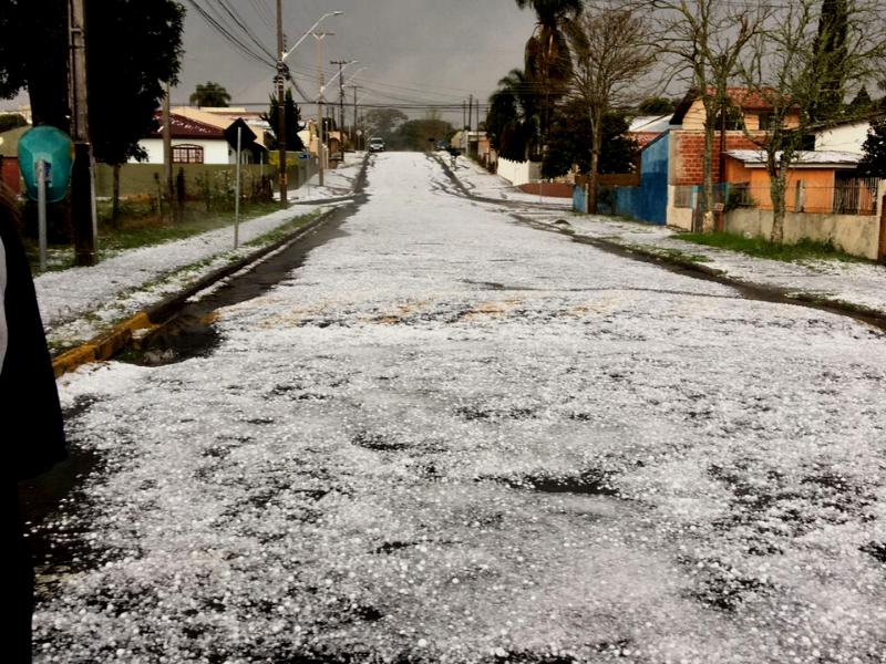 Grande chuva com granizo assusta Campo Largo no início desta segunda-feira