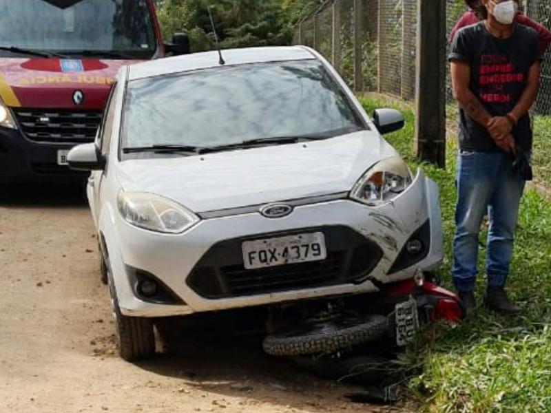 Moto fica embaixo do carro e duas vítimas são socorridas pelo SIATE no Felpudo