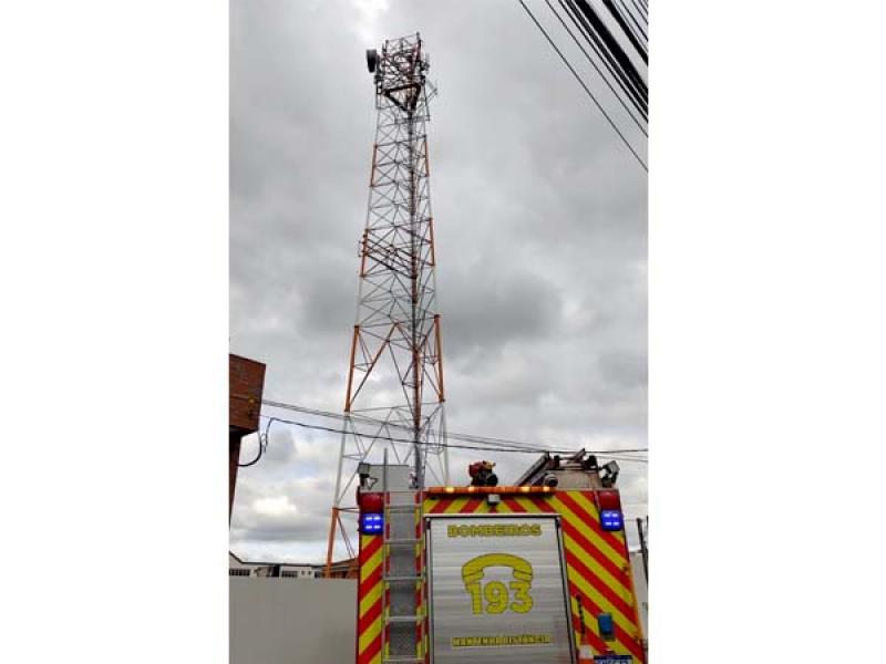 Homem que subiu em torre é preso com Mandado de Prisão pela PM