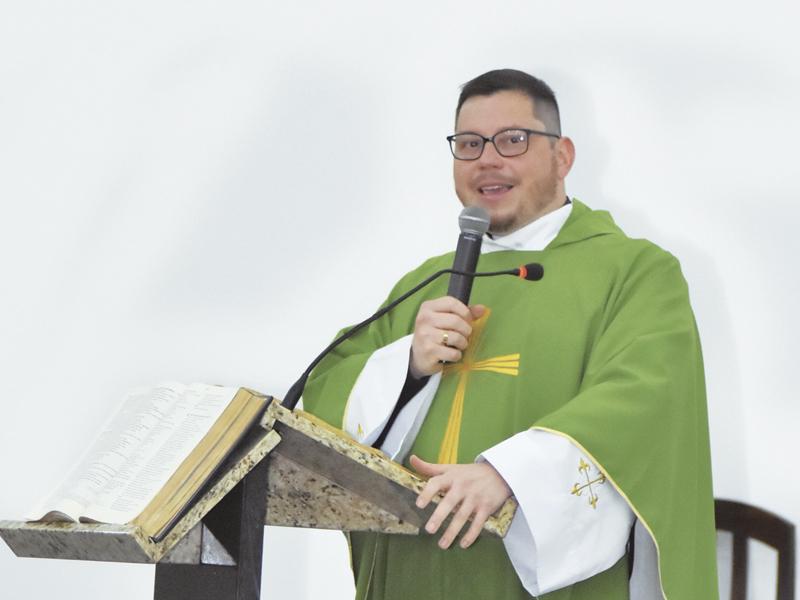 Padre Waldir assume oficialmente  a paróquia N. S. da Aparecida