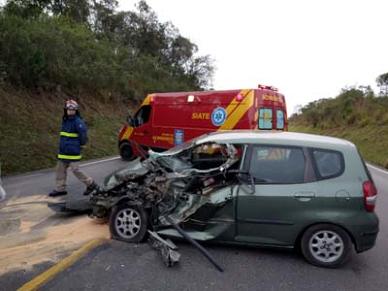 Bombeiros e SAMU atendem colisão frontal entre caminhão e carro na PR-423