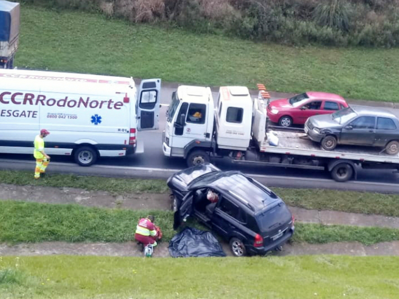 Motorista sai da pista, colide em placa e depois de capotar morre ao lado do carro