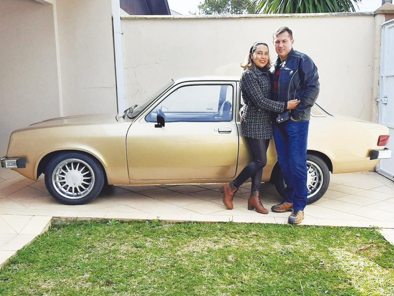 Homem surpreende a esposa comprando Chevette do início de namoro há 24 anos