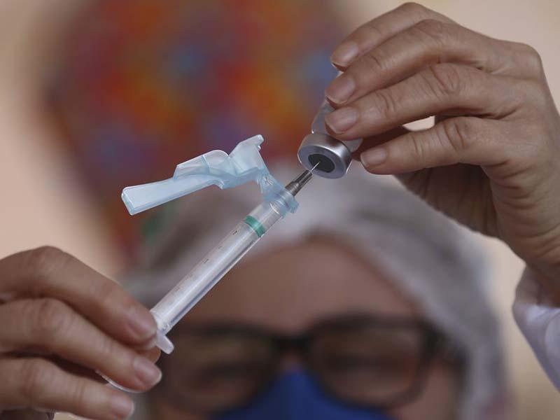 Covid-19: País receberá este mês 35 milhões de doses a mais de vacina 