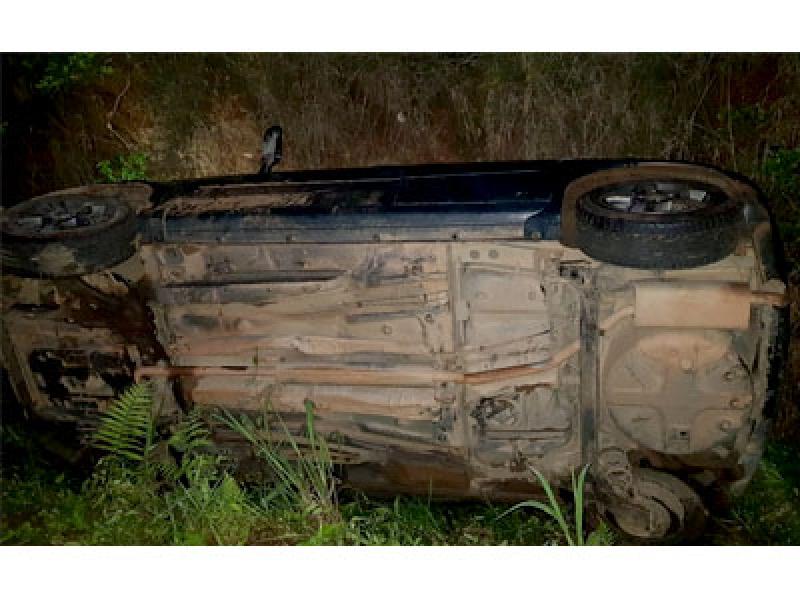 Veículo desgovernado cai numa vala na estrada para a Campina