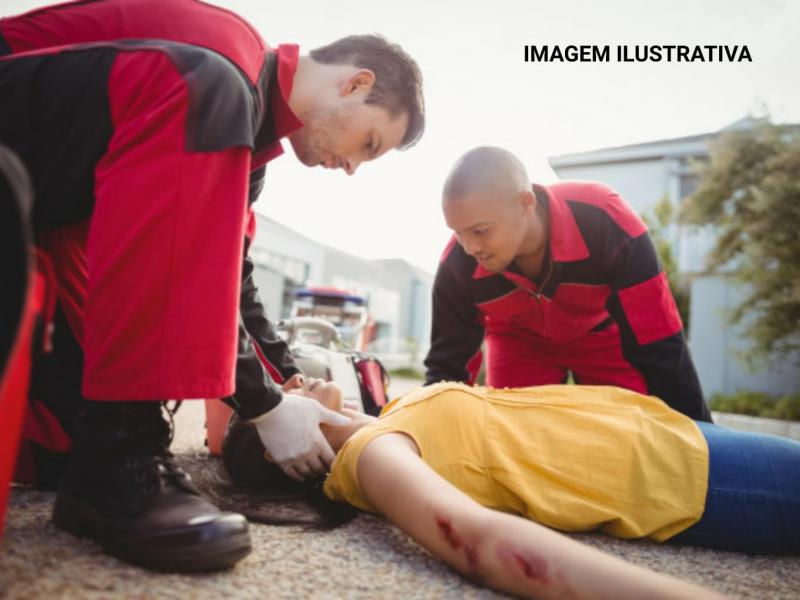 Mulher com lesão é socorrida pelos bombeiros no Morro do Cal