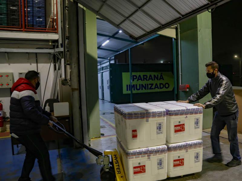 Paraná recebe mais 184.250 vacinas da AstraZeneca e completa 40ª pauta de entrega
