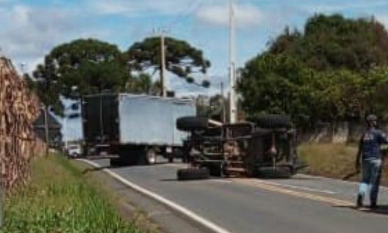 Ferido em tombamento na Estrada de Bateias é socorrido pelo SIATE