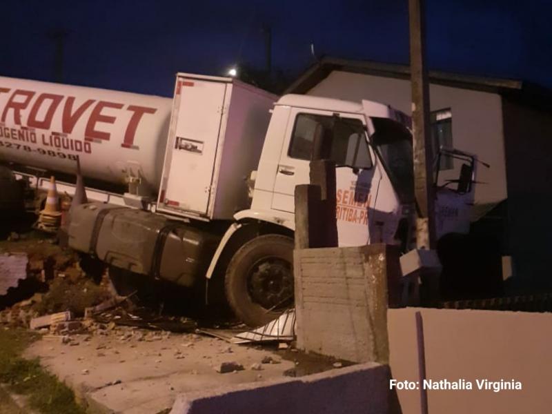 Caminhão furtado invade residência no Rivabem e ladrão é preso pela GMCL