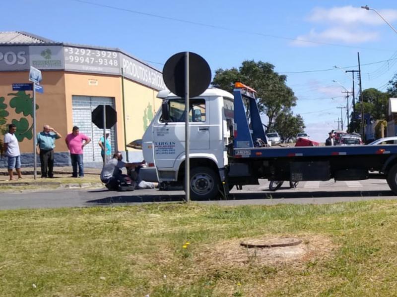 Motociclista ferido em colisão entre caminhão guincho e moto no Ouro Verde