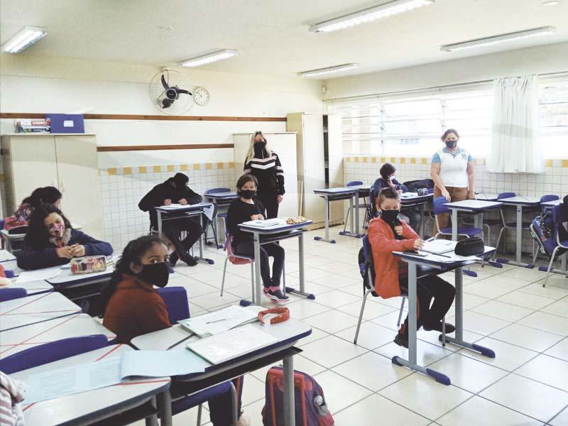 Retorno híbrido das aulas municipais tem sido satisfatório e seguro, informa Educação