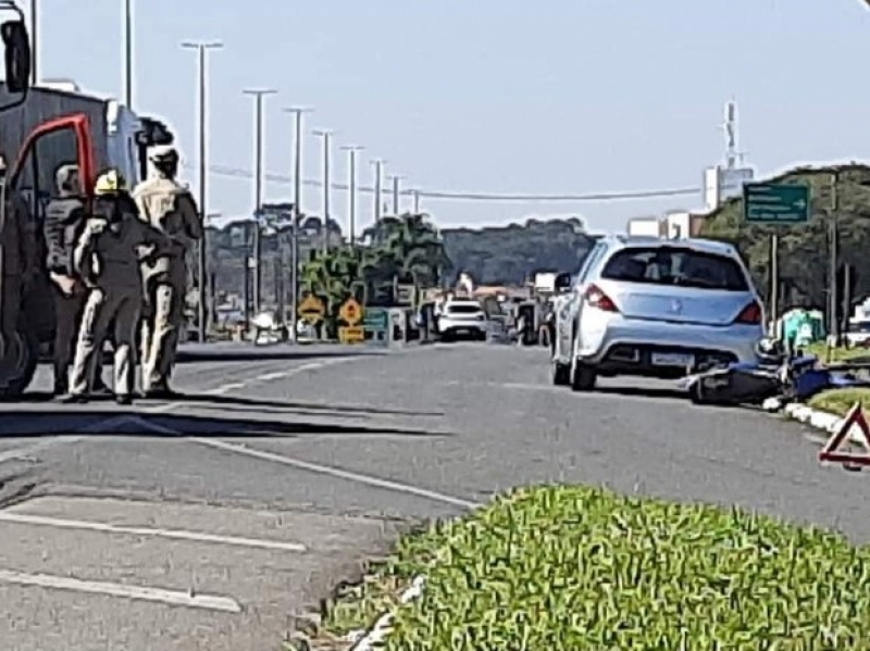 Colisão entre moto e carro deixa motociclista ferido na antiga BR-277