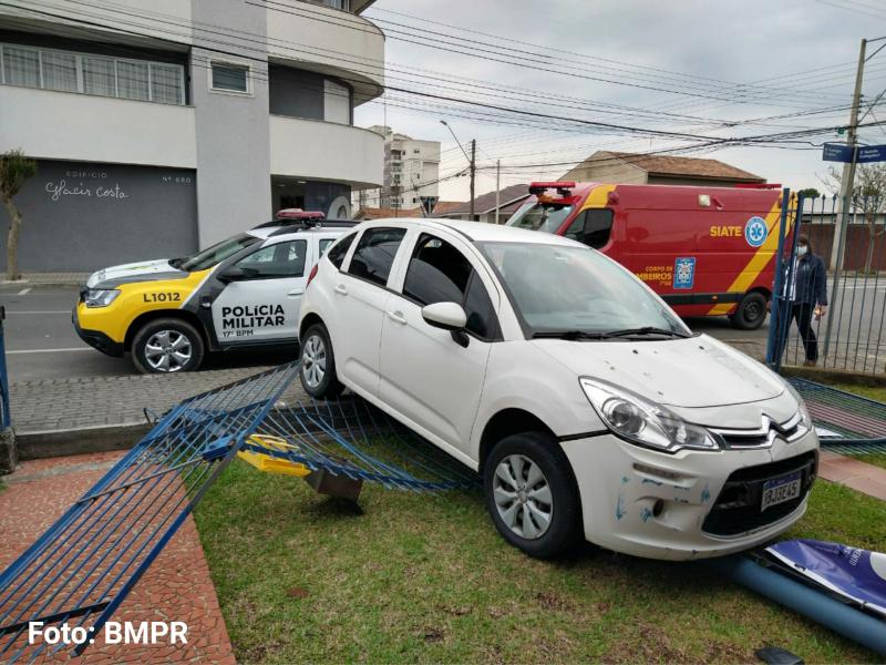 Colisão na Domingos Cordeiro deixa duas pessoas feridas sem gravidade