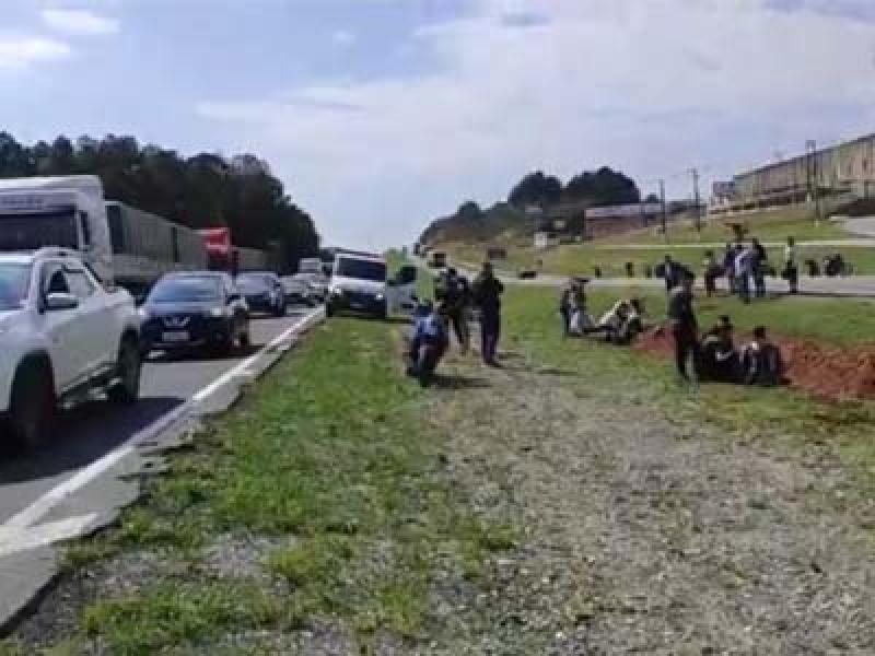 Queda de motocicleta no Km 108 da BR-277 deixa dois feridos