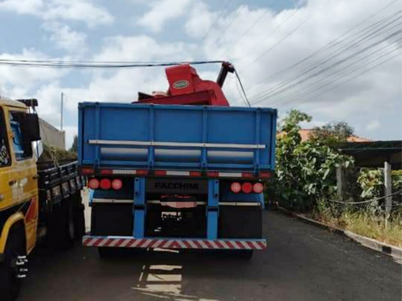 Caminhão enrosca na fiação e derruba poste na Estrada de Balsa Nova