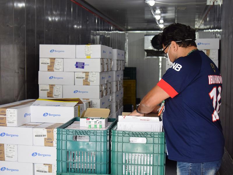 Nova remessa de 649 mil vacinas contra a Covid-19 chega a partir desta terça ao Paraná