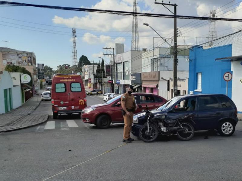 Motociclista socorrido pelo SIATE após colisão no Centro