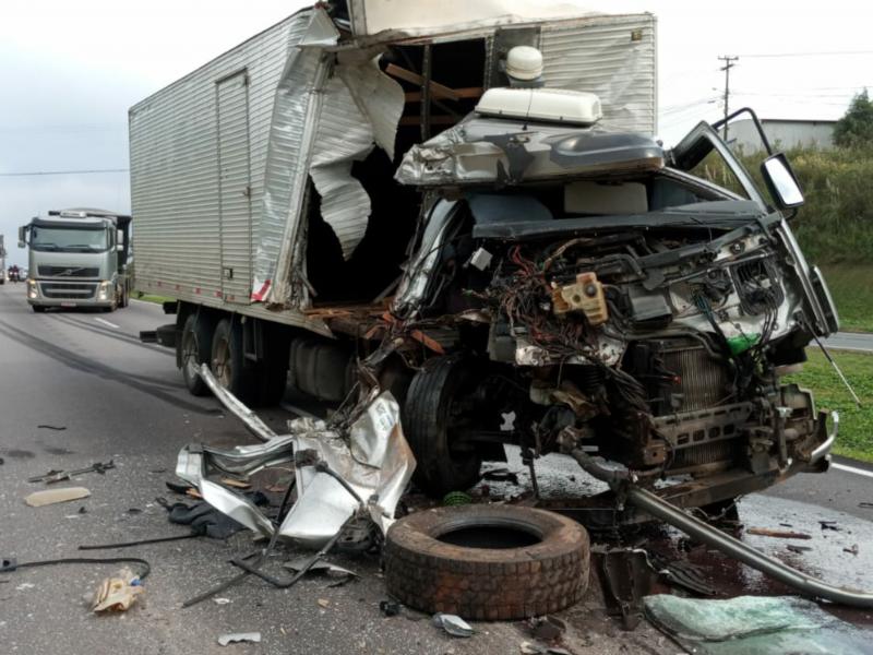 Caminhoneiro ferido em colisão entre caminhões no Km 107